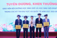Em Nguyễn Tuấn Phong (ngoài cùng, bên trái) được tuyên dương học sinh đoạt giải quốc tế. (Ảnh: Thái Hùng/TTXVN) 