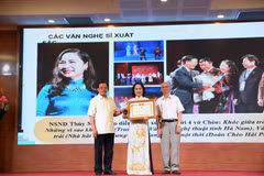 Ông Phạm Quang Nghị (bìa trái), nguyên Ủy viên Bộ Chính trị, nguyên Bí thư Thành ủy Hà Nội trao Giải thưởng Đào Tấn cho Nghệ sỹ Nhân dân Thúy Mùi, Chủ tịch Hội Nghệ sỹ sân khấu Việt Nam. (Nguồn: Ban Tổ chức)