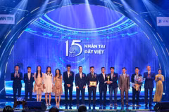 Trao giải thưởng Nhân tài Đất Việt. (Ảnh: Minh Sơn/Vietnam+)