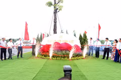 Các đại biểu thực hiện nghi thức gắn biển Đại lộ Võ Văn Kiệt. (Ảnh: Mạnh Tú/TTXVN)