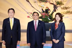 Thủ tướng Nhật Bản Kishida Fumio và Phu nhân đón Thủ tướng Phạm Minh Chính tham dự Hội nghị thượng đỉnh Nhóm các nước công nghiệp phát triển (G7) mở rộng. (Ảnh: Dương Giang/TTXVN) 