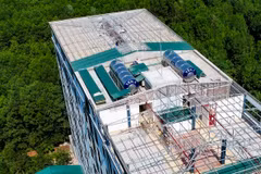 Phần mái của tòa chung cư mini cao 9 tầng xây dựng trái phép ở xã Tân Xã (huyện Thạch Thất) đã được tháo dỡ. (Nguồn: Báo Tin tức) 