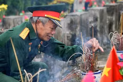 Người cựu chiến binh tham gia Cuộc chiến đấu bảo vệ biên giới phía Bắc ở mặt trận Vị Xuyên năm xưa, trở lại Nghĩa trang liệt sỹ Quốc gia Vị Xuyên để thắp nén hương tưởng nhớ những người đồng đội đã hy sinh. (Ảnh: Thanh Tùng/TTXVN) 