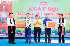 Ủy viên Bộ Chính trị Nguyễn Xuân Thắng và Bí thư Tỉnh ủy Nghệ An Thái Thanh Quý trao quà cho khu dân cư xã Tri Lễ, huyện Quế Phong. (Nguồn: Báo Nghệ An)
