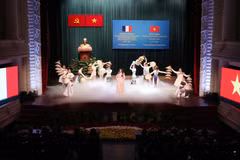 Chương trình biểu diễn văn nghệ chào mừng tại lễ kỷ niệm 50 năm thiết lập quan hệ ngoại giao Việt Nam-Pháp ở Thành phố Hồ Chí Minh . (Ảnh: Xuân Khu/TTXVN) 