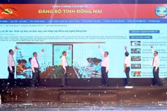 Lãnh đạo tỉnh Đồng Nai thực hiện nghi thức bấm nút ra mắt Cổng thông tin Điện tử Đảng bộ tỉnh. (Ảnh: TTXVN phát)