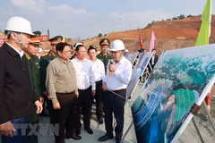 Thủ tướng Phạm Minh Chính xem các hình ảnh giới thiệu công trình mở rộng Nhà máy Thủy điện Hòa Bình. (Ảnh: Dương Giang/TTXVN) 