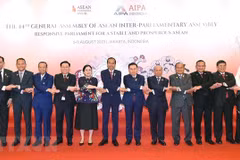 Chủ tịch Quốc hội Vương Đình Huệ và Tổng thống Indonesia Joko Widodo, Chủ tịch Hạ viện Indonesia, Chủ tịch AIPA 2023 Puan Maharani cùng đại biểu chụp ảnh lưu niệm. (Ảnh: Doãn Tấn/TTXVN) 