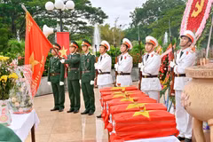 Lễ truy điệu và an táng hài cốt liệt sỹ tại Nghĩa trang Liệt sỹ tỉnh Bình Thuận. (Ảnh: Hồng Hiếu/TTXVN)