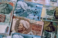 Ngân hàng Kazakhstan phá giá mạnh đồng nội tệ tenge