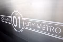 Logo đầu máy toa xe tuyến metro số 1. (Ảnh: Hoàng Hải/TTXVN)
