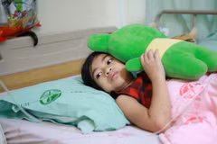 [Mega Story] Hành trình đứng lên phi thường của cô bé "chân voi"