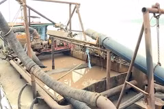 Tàu khai thác cát trái phép trên sông Hồng. (Ảnh: TTXVN phát)