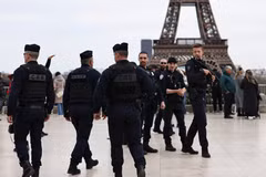 Cảnh sát Pháp tuần tra trên quảng trường Trocadero ở thủ đô Paris. (Ảnh: THX/TTXVN)