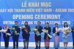 Bí thư thứ nhất TƯ Đoàn Nguyễn Anh Tuấn và Thứ trưởng Bộ Ngoại giao Nguyễn Minh Vũ tặng hoa chúc mừng đại diện đại sứ quán các nước ASEAN tại Việt Nam. (Nguồn: tienphong.vn)