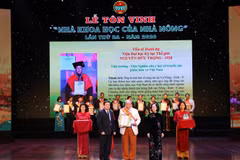 Trưởng Ban dân vận Trung ương Trương Thị Mai và Chủ tịch Ban chấp hành trung ương Hội Nông dân Việt Nam Thào Xuân Sùng trao Giấy chứng nhận và Kỷ niệm chương cho các nhà khoa học. (Ảnh: Hoàng Hiếu/TTXVN)