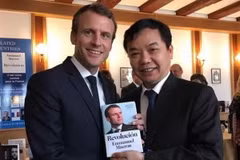 Tổng thống Pháp Emmanuel Macron và Tổng giám đốc First News - Trí Việt Nguyễn Văn Phước.