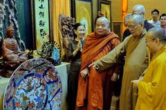 Đông đảo Chư tôn giáo giáo phẩm Phật giáo Việt Nam thành phố và cộng đồng Phật tử tham quan triển lãm. (Ảnh : Thế Anh/TTXVN)
