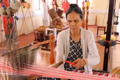 Các nghệ nhân của làng nghề dệt thổ cẩm Mỹ Nghiệp (huyện Ninh Phước) sẽ biểu diễn nghề làm gốm tại “Ngày Văn hóa, Du lịch Ninh Thuận tại Đà Nẵng năm 2024”. (Ảnh: Công Thử/TTXVN)