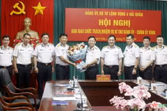 Trung tướng Nguyễn Văn Bổng, Bí thư Đảng ủy, Chính ủy Hải quân tặng hoa chúc mừng Thượng tá Bùi Xuân Bình. (Nguồn: Báo Quân đội Nhân dân)