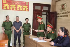 Cơ quan Cảnh sát Điều tra Công an tỉnh Lâm Đồng đọc quyết định bắt tạm giam bị can Cà Đức Hom. (Nguồn: Công an tỉnh Lâm Đồng)