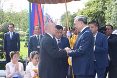 Quốc vương Norodom Sihamoni đón Chủ tịch nước Tô Lâm. (Ảnh: Nhan Sáng/TTXVN)