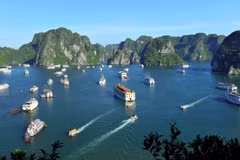 Du thuyền trên vịnh Hạ Long, (Ảnh: Minh Đức/TTXVN)