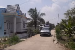 Tuyến lộ giao thông ngang phần đất gia đình ông Phan Minh To hiến. (Ảnh: TTXVN phát)