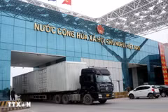 Phương tiện chở hàng hóa thông quan qua cửa khẩu Móng Cái (Việt Nam)-Đông Hưng (Trung Quốc) tại khu vực cầu Bắc Luân II. (Ảnh: Văn Đức/TTXVN)
