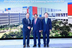 Giám đốc điều hành, Phó Chủ tịch Tập đoàn Samsung Young Hyun Jun và ông Park Hark Kyu, Tổng Giám đốc phụ trách tài chính của tập đoàn Samsung đón Thủ tướng Phạm Minh Chính. (Ảnh: Dương Giang/TTXVN)