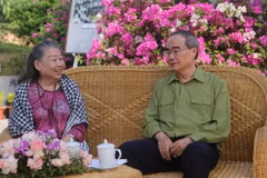 Ông Nguyễn Thiện Nhân, nguyên Ủy viên Bộ Chính trị, nguyên Phó Thủ tướng Chính phủ, nguyên Bí thư Thành ủy Thành phố Hồ Chí Minh và bà Diệp Ngọc Sương, cựu học sinh Trường miền Nam chia sẻ kỷ niệm về những năm tháng học tập tại Hải Phòng. (Ảnh: Minh Thu/TTXVN)