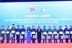 Bí thư Thành đoàn Hà Nội Chu Hồng Minh trao tặng giấy chứng nhận và quà cho 110 thanh niên tiêu biểu tình nguyện lên đường nhập ngũ năm 2024. (Ảnh: Minh Đức/TTXVN)
