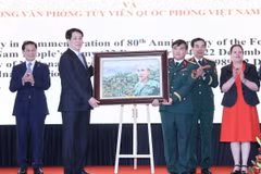 Chủ tịch nước Lương Cường trao chân dung Chủ tịch Hồ Chí Minh tặng Cơ quan Tùy viên Quốc phòng Việt Nam tại Chile. (Ảnh: Lâm Khánh/ TTXVN)