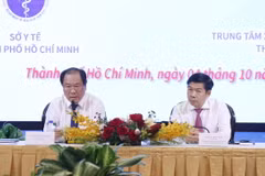 Đại diện lãnh đạo Sở Y tế Thành phố Hồ Chí Minh giải đáp thắc mắc của doanh nghiệp. (Ảnh: Đinh Hằng/TTXVN) 