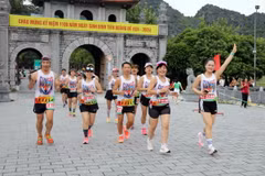 Các vận động viên tham gia Giải chạy “Hoa Lư Marathon 2024 - Miền đất di sản thiên niên kỷ”. (Ảnh: Thùy Dung/ TTXVN)