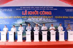 Các đại biểu thực hiện nghi thức khởi công dự án. (Ảnh: Tiến Lực/TTXVN)