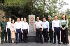 Thủ tướng Phạm Minh Chính kiểm tra khu vực cột mốc biên giới 1116 tại Cửa khẩu quốc tế Hữu Nghị, tỉnh Lạng Sơn. (Ảnh: Dương Giang/TTXVN)
