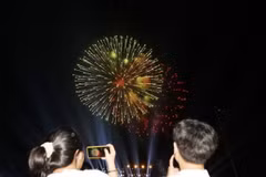 Người dân xem bắn pháo hoa. (Nguồn: TTXVN)