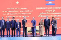 Chủ tịch nước Tô Lâm tặng quà cho Hội Cựu sinh viên Campuchia học tại Việt Nam. (Ảnh: Nhan Sáng/TTXVN)