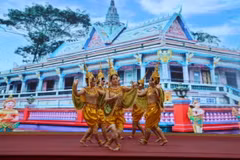 Biểu diễn múa của đồng bào Khmer trong Tết Chôl Chnăm Thmây năm 2024 ở Sóc Trăng. (Ảnh: Tuấn Phi/TTXVN)
