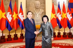 Chủ tịch Quốc hội Campuchia Samdech Khuon Sudary đón Chủ tịch Quốc hội Trần Thanh Mẫn. (Ảnh: Doãn Tấn/TTXVN)
