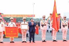 Thủ tướng Phạm Minh Chính trao Danh hiệu Anh hùng Lực lượng Vũ trang Nhân dân cho lực lượng Cảnh sát Cơ động. (Ảnh: Dương Giang/TTXVN)