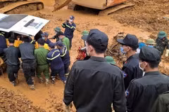 Cán bộ, chiến sỹ Công an tỉnh Hà Giang tìm thấy thi thể nạn nhân mất tích cuối cùng trong vụ sạt lở nghiêm trọng vào sáng 29/9 tại Quốc lộ 2, Km 51 thôn Nậm Buông, xã Việt Vinh, huyện Bắc Quang. (Ảnh: TTXVN phát)