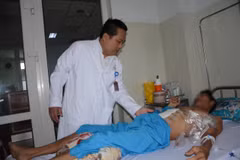 Bác sỹ Chuyên khoa II Nguyễn Văn Hải Vân khám cho bệnh nhân sau phẫu thuật. (Ảnh: Văn Dũng/TTXVN)