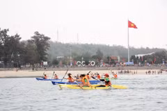 Giải đua thuyền Kayak cũng là dịp để huyện đảo Cô Tô quảng bá hình ảnh đến du khách. (Ảnh: Thanh Vân/ TTXVN)