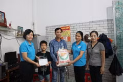 Hội Liên hiệp Phụ nữ phường Thắng Nhì trao tiền hỗ trợ của "Mẹ đỡ đầu" và gạo từ nhà hảo tâm cho em Đoàn Hoàng Hùng, học sinh trường Tiểu học Nguyễn Thái Học (thành phố Vũng Tàu), mồ côi mẹ. (Ảnh: Hoàng Nhị/ TTXVN)