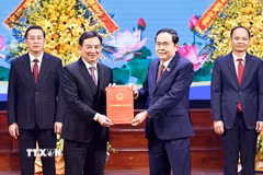 Chủ tịch Quốc hội Trần Thanh Mẫn trao Nghị quyết của Ủy ban Thường vụ Quốc hội về sắp xếp đơn vị hành chính cấp huyện, cấp xã tỉnh Bắc Giang giai đoạn 2023-2025. (Ảnh: Doãn Tấn/TTXVN)
