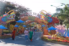 Cổng chào tại Hội hoa Xuân thành phố Nha Trang. (Ảnh: Đặng Tuấn/TTXVN)