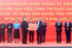Ủy viên Bộ Chính trị Nguyễn Xuân Thắng tặng quà Tết cho đảng bộ, chính quyền, nhân dân huyện Tiên Yên. (Ảnh: Văn Đức/TTXVN)