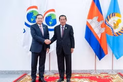 Chủ tịch Quốc hội Trần Thanh Mẫn chào xã giao Samdech Techo Hun Sen, Chủ tịch Đảng Nhân dân Campuchia, Chủ tịch danh dự Hội nghị ICAPP lần thứ 12. (Ảnh: Doãn Tấn/TTXVN)